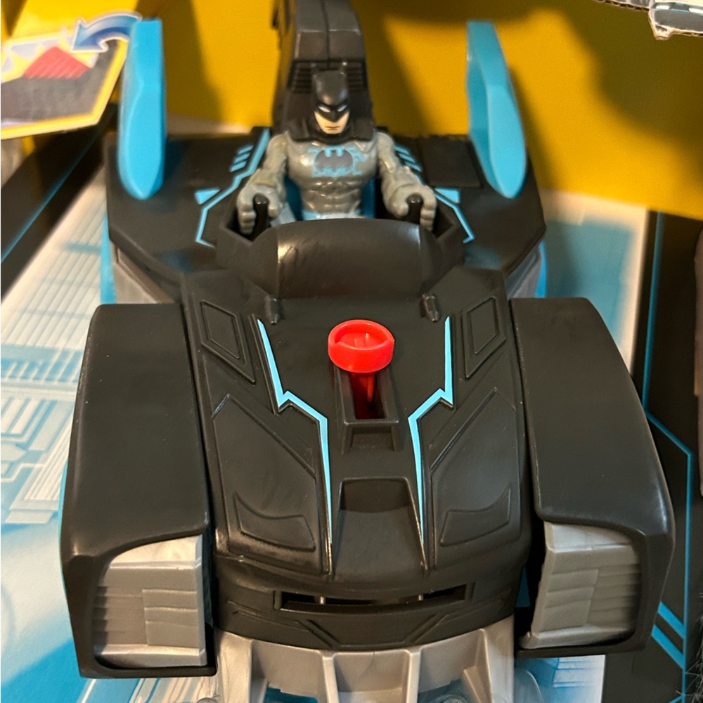 DC Super Friends Batmobile Bat-Tech - NEW in box! Lights up and launches discs - Picture 3 of 8